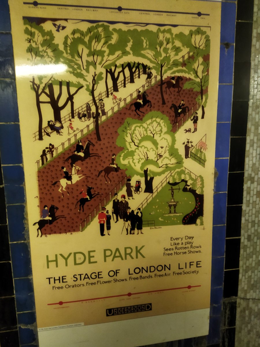 Affiche ancienne de Hyde Park photographiée dans le métro londonien